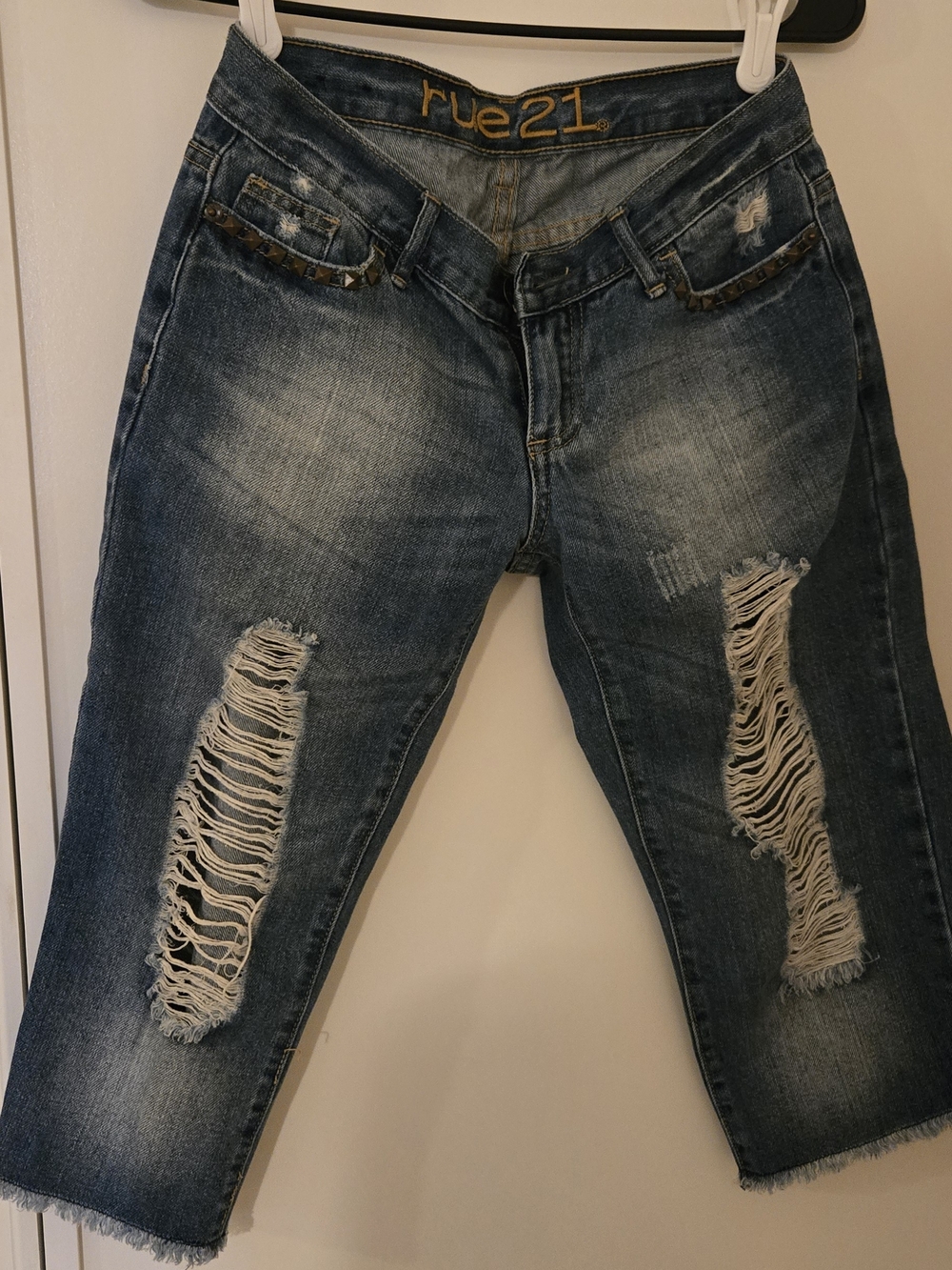 rue21 Women's Distressed Blue Denim Capris